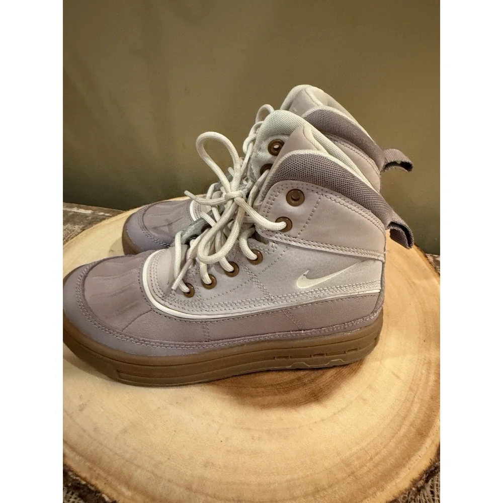 NIKE Youth Kids WOODSIDE 2 HIGH Waterproof Boots Platinum Violet (HF0767 200) 1Y